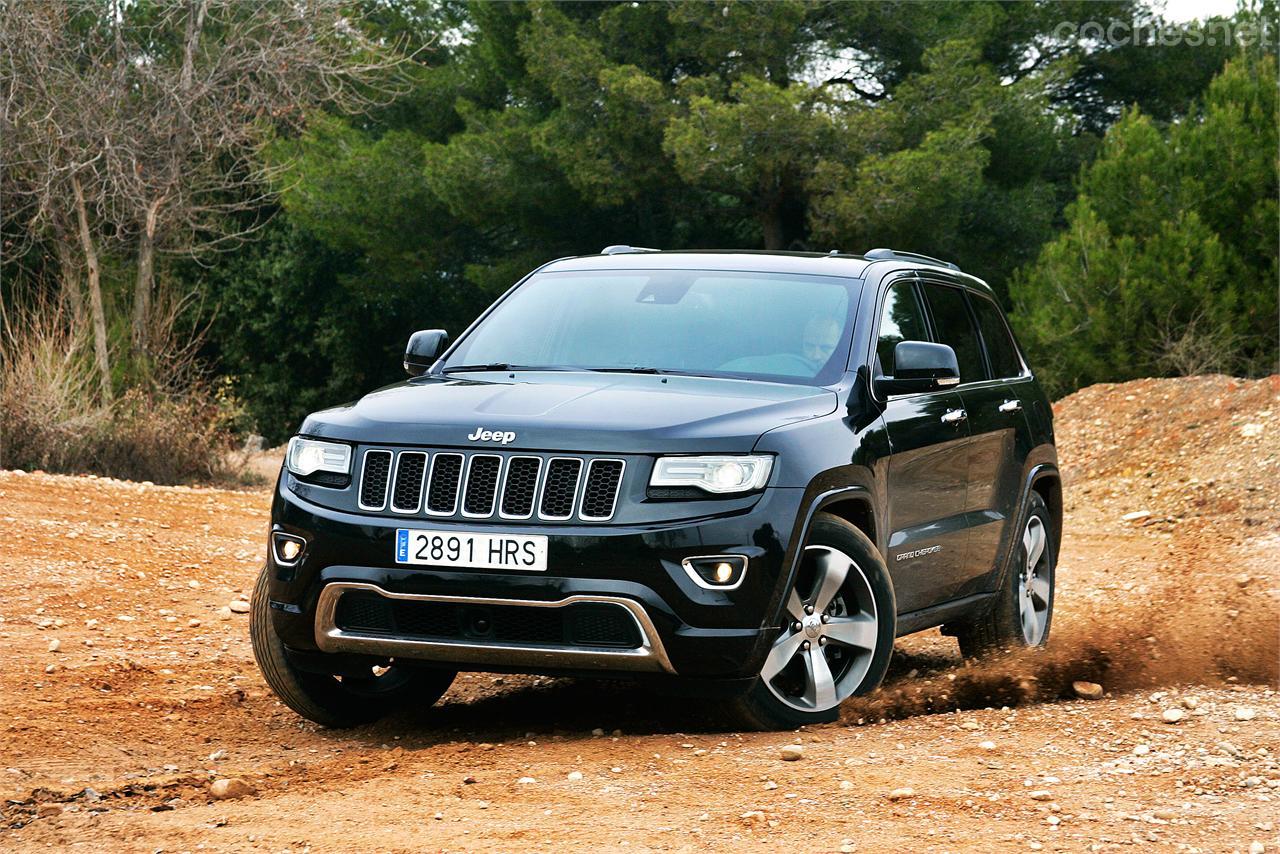 El Grand Cherokee es uno de los SUV de lujo que permiten salirse de la carretera con total seguridad. Su comportamiento en campo es excelente. 