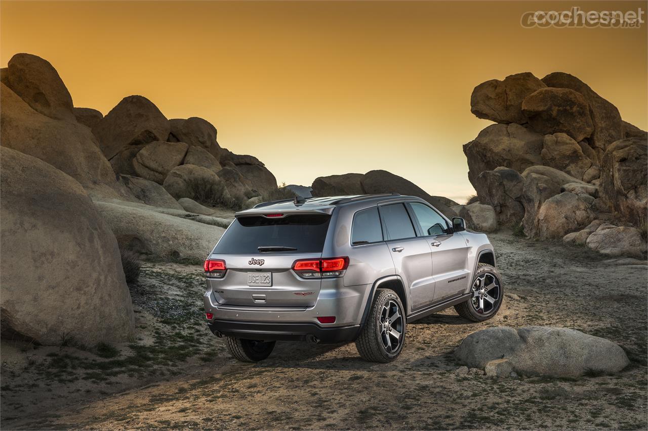 De la misma manera que ocurre con el Cherokee o el Renegade, la versión Trailhawk viene mejor equipada para el off-road. 