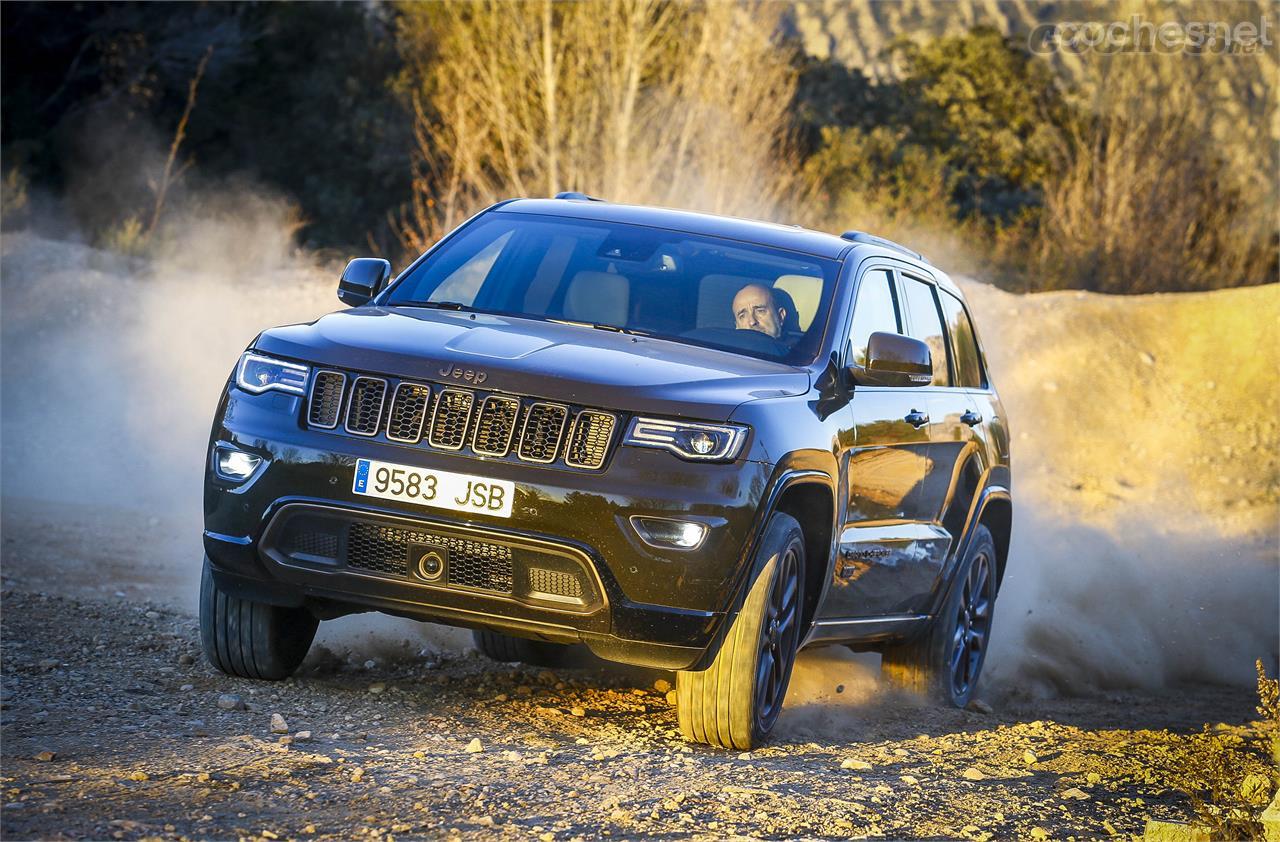 Fuera del asfalto el Grand Cherokee se encuentra a gusto y es muy eficaz.