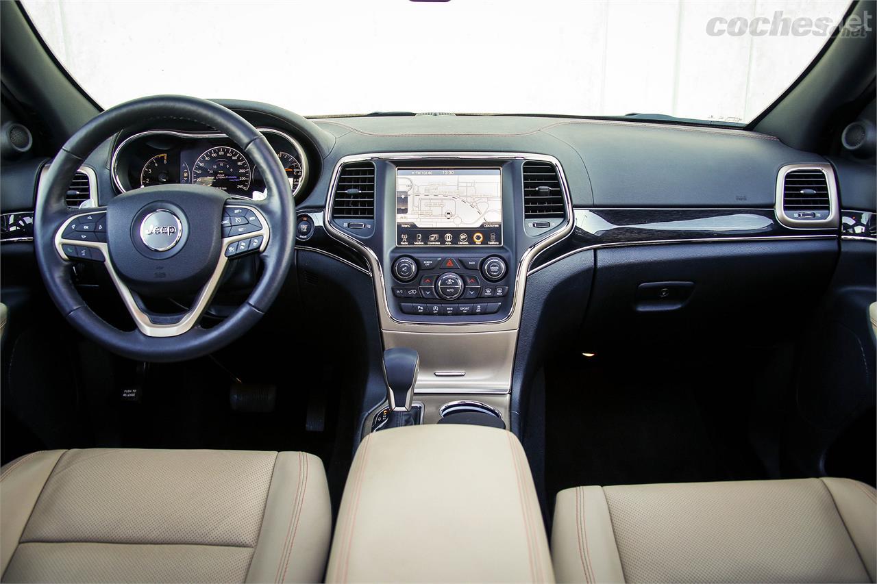 Aunque algunos competidores están por encima en este apartado, el interior del Grand Cherokee es elegante y muy confortable.