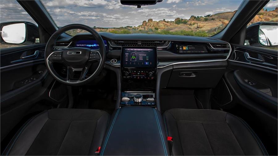 El interior del Jeep Grand Cherokee 4xe se ve muy atractivo y moderno. 