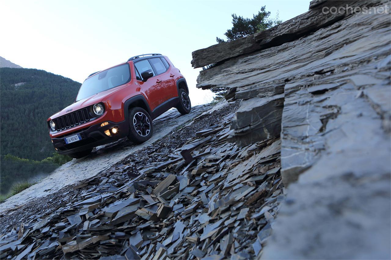 La versión Trailhawk es la más off-road de la gama y dispone de más altura libre y parachoques específicos.