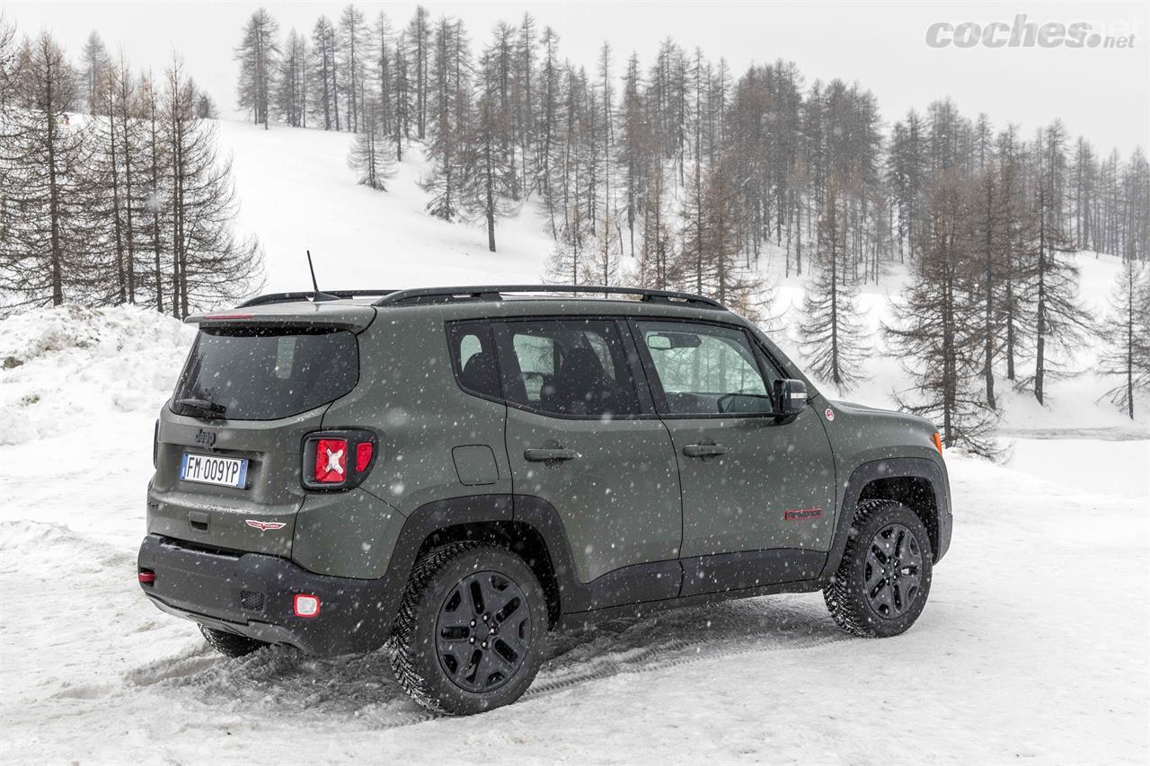 Jeep no olvida a los usuarios más off-rad y con su versión Trailhawk sigue aportando una suspensión elevada con protecciones de bajos y el esquema de Drive Low con control de tracción más depurado.
