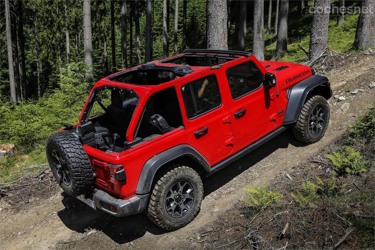 Jeep ha incorporado un nuevo techo de lona que puede recogerse de forma eléctrica. Las versiones con hard-top también mejoran su sistema de desmontaje de los paneles. 