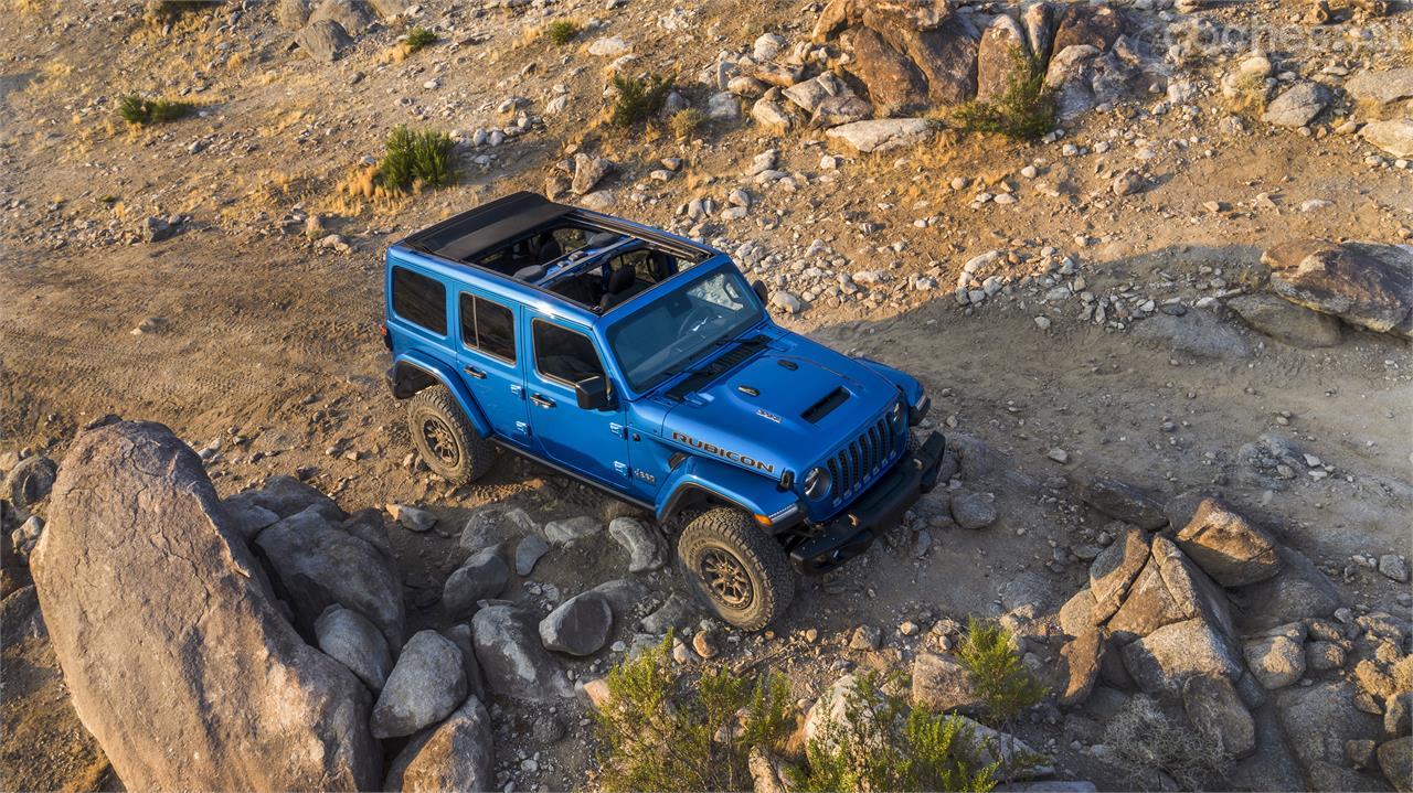 El Jeep Wrangler Rubicon 392 tiene un motor V8 de 6,4 litros de cilindrada (de ahí su nombre que expresa la cilindrada en pulgadas cúbicas, la fórmula americana para ello).