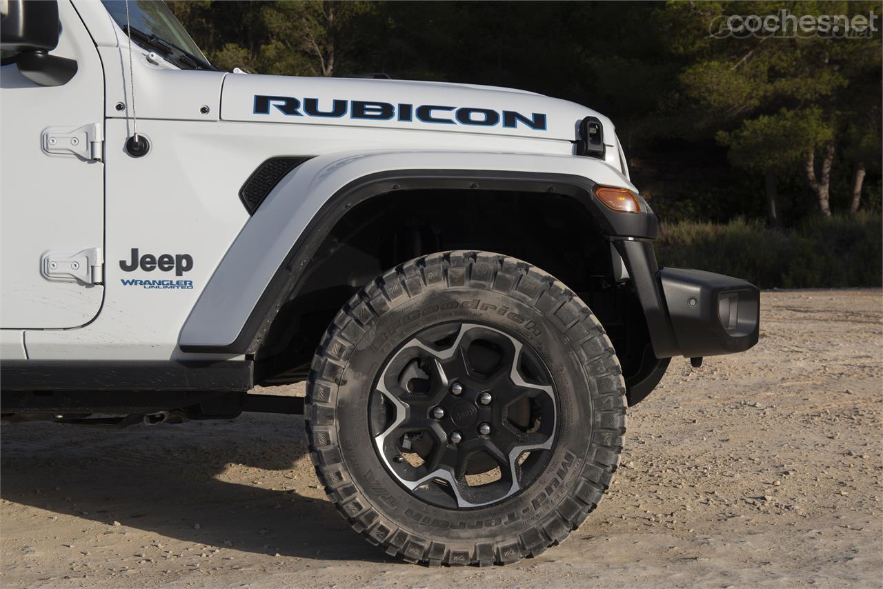 Con ejes más robustos, bloqueos de diferencial, estabilizadoras desconectables y estas ruedas off-road, el Rubicon es para usarlo fuera de carretera