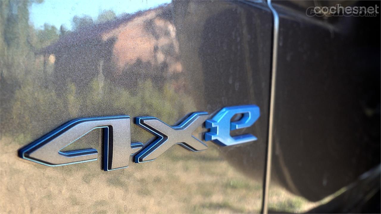 El azul presente en los logos y en la denominación del modelo caracteriza al Jeep Wrangler 4Xe.