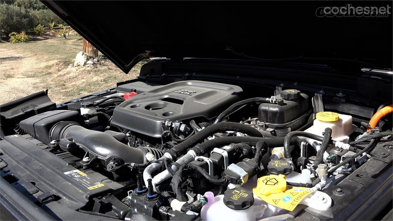 El motor de gasolina de 2 litros y el motor eléctrico dan conjuntamente 380 CV. 