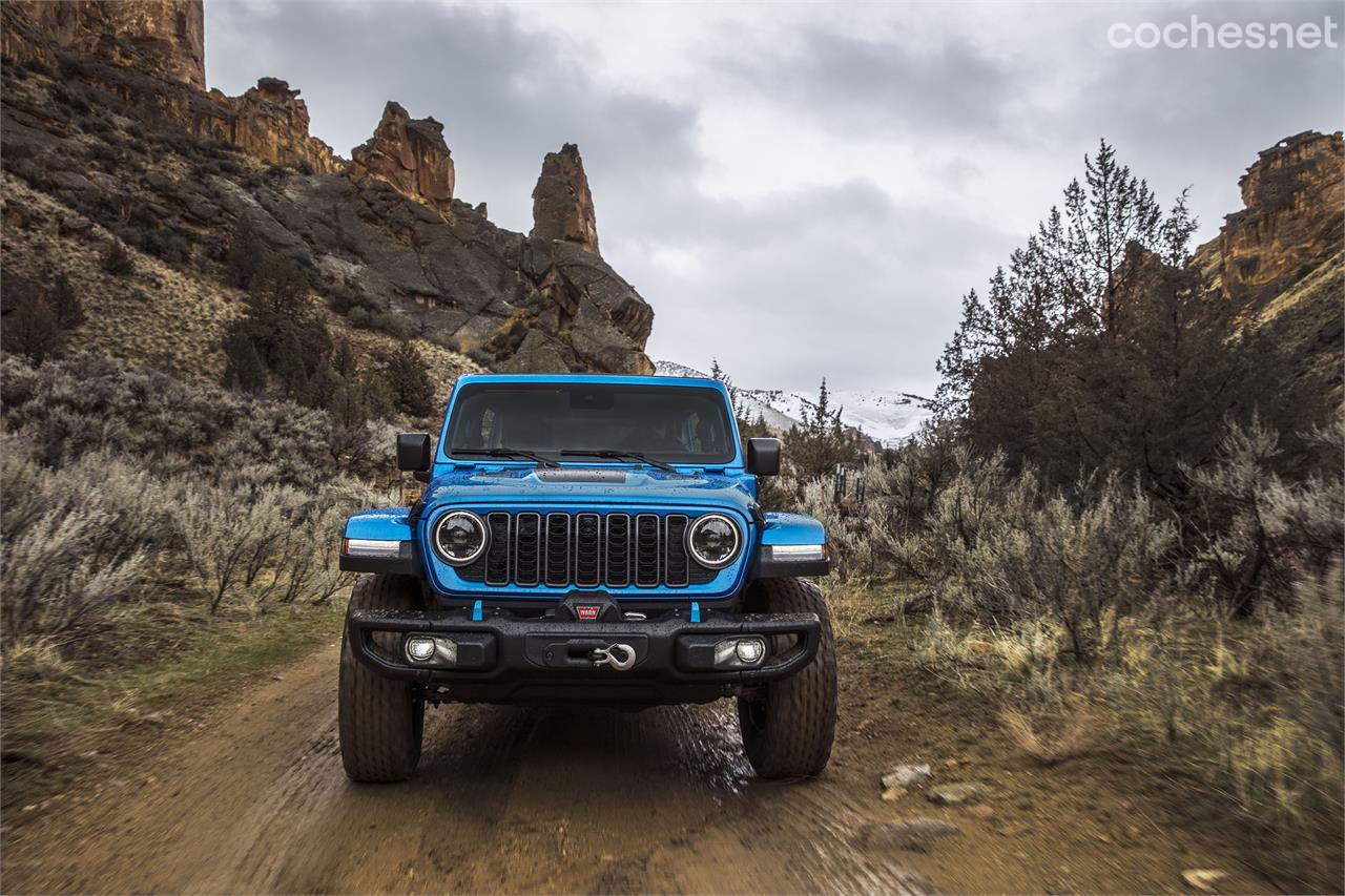 Podréis identificar el nuevo Jeep Wrangler por su parrilla con sus típicas 7 lamas, pero esta vez con un marco cromado en lugar de barras verticales. El cabestrante es de serie en el Rubicon. 