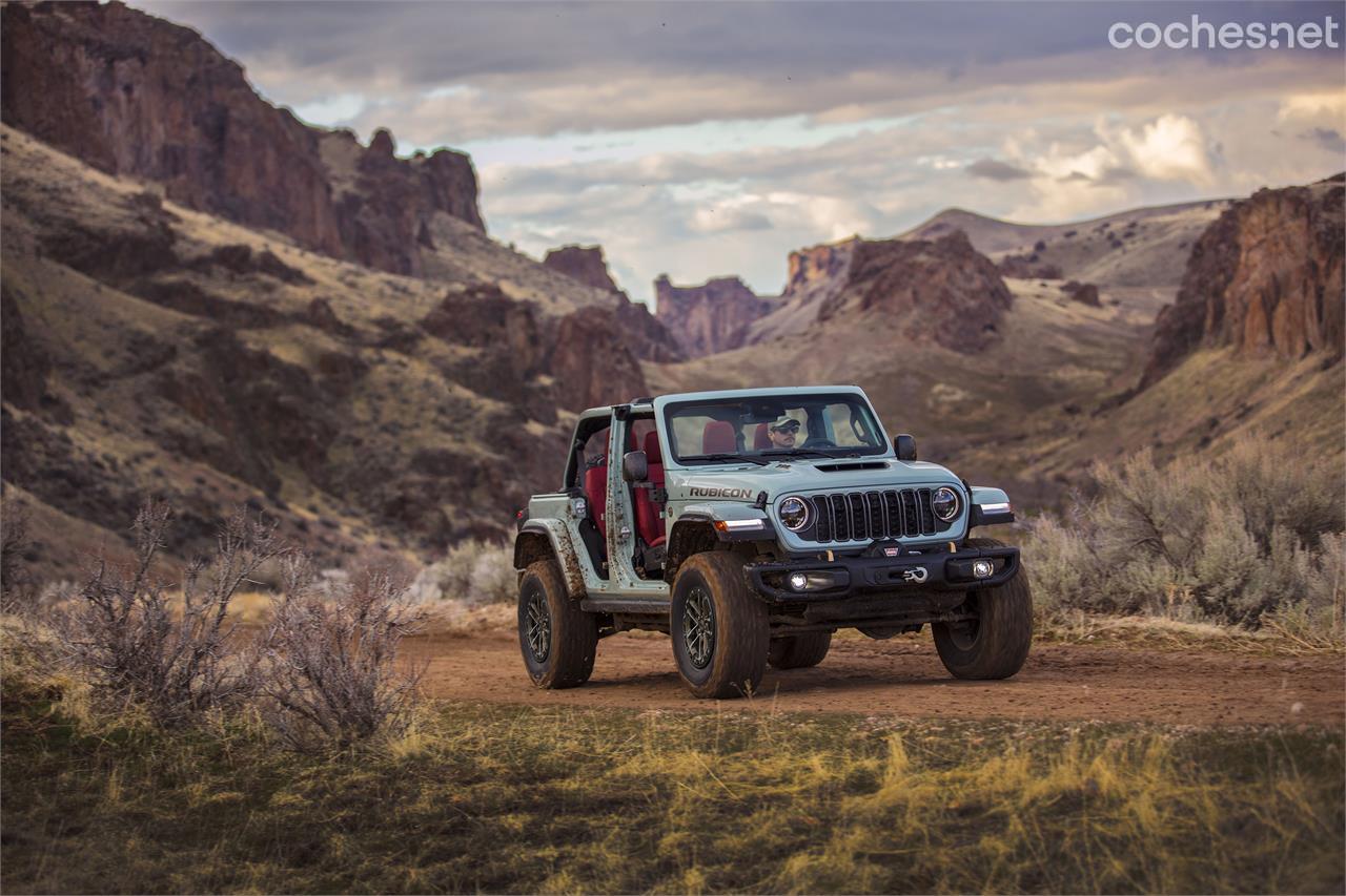 El Jeep Wrangler llegará en 2024 con pequeños cambios de diseño, mejor equipamiento de confort y mejoras mecánicas para hacerlo todavía más efectivo en 4x4.