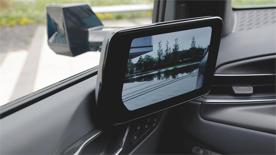 Más adelante, el Kia EV9 ofrecerá como opción los retrovisores por cámara que no mejoran a los espejos y que siguen siendo muy voluminosos.