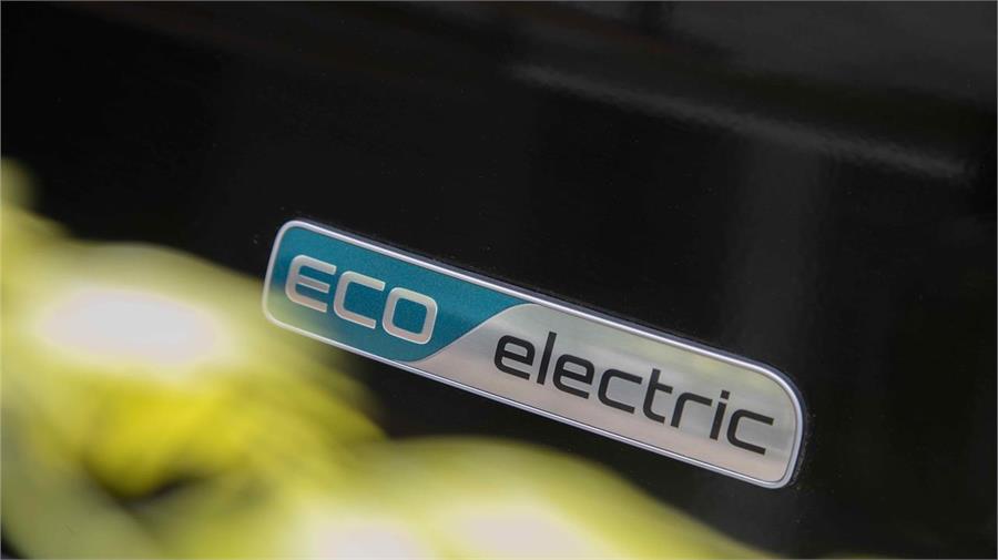 Sólo este logo lo identifica como un coche 100% eléctrico, visto por detrás. 