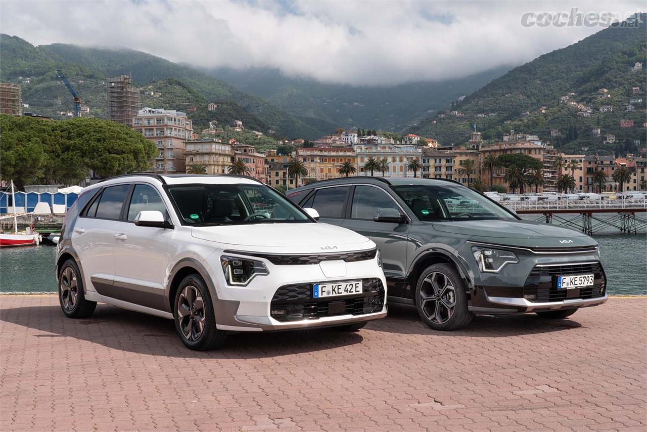 A la izquierda en color blanco el Kia e-Niro, y a la derecha en color gris el Niro híbrido. Parachoques y calandra distinguen al uno del otro.