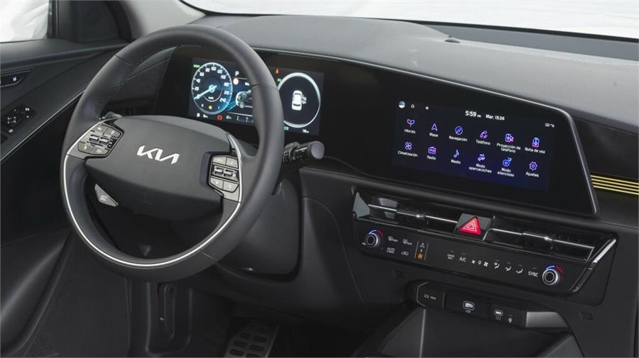 Esta última generación del Kia Niro HEV luce un interior muy diferente al del anterior Niro, más digital y moderno. 