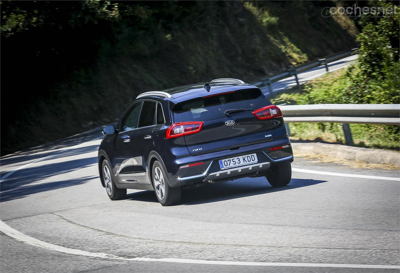 El Kia Niro Plug-in Hybrid tiene un comportamiento claramente subvirador, que aparece si forzamos la entrada en curva. El guiado es fácil y se percibe bastante ágil. 