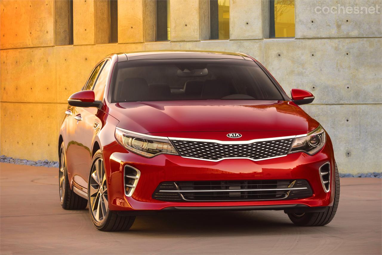 Esta es la espectacular mirada del nuevo Kia Optima. Cambia la parrilla, los faros, las entradas de aire y hasta las nervaduras del capó.