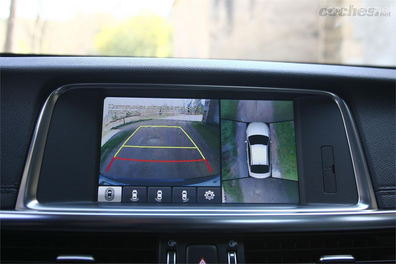 Su equipamiento tecnológico ya es muy completo de serie (incluye navegador y cámara trasera), y entre sus opciones ofrece este sistema de visión periférica.