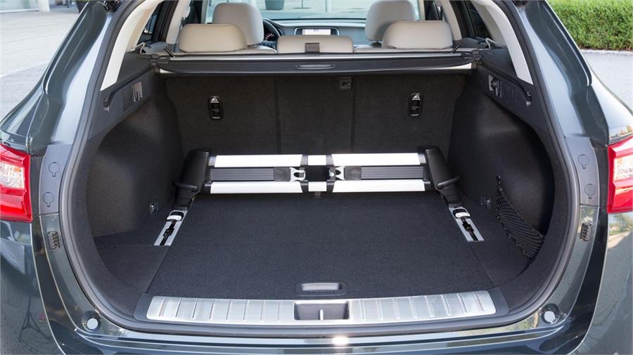 El maletero tiene 552 litros de capacidad, en la media del segmento, pero puede equiparse perfectamente con accesorios muy útiles para sujetar o disimular la carga. 