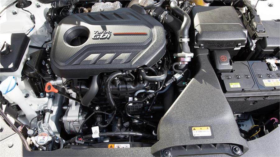 El motor Turbo del Kia Optima GT ofrece 245 CV de potencia y permite que la gama Optima muestre su carácter más deportivo. 