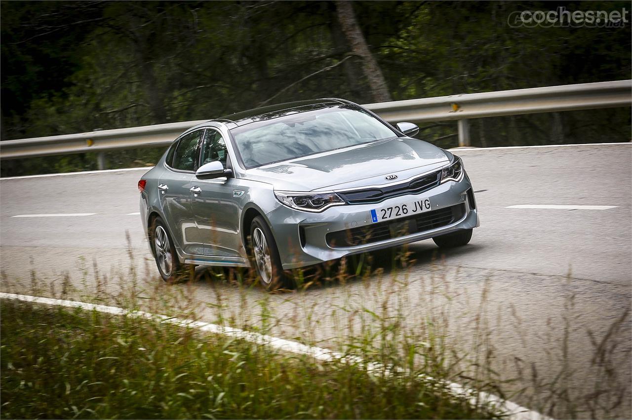 En carretera, el Optima tiene un buen rendimiento, con un chasis confortable y un motor que empuja de manera notable al combinarse con el eléctrico.