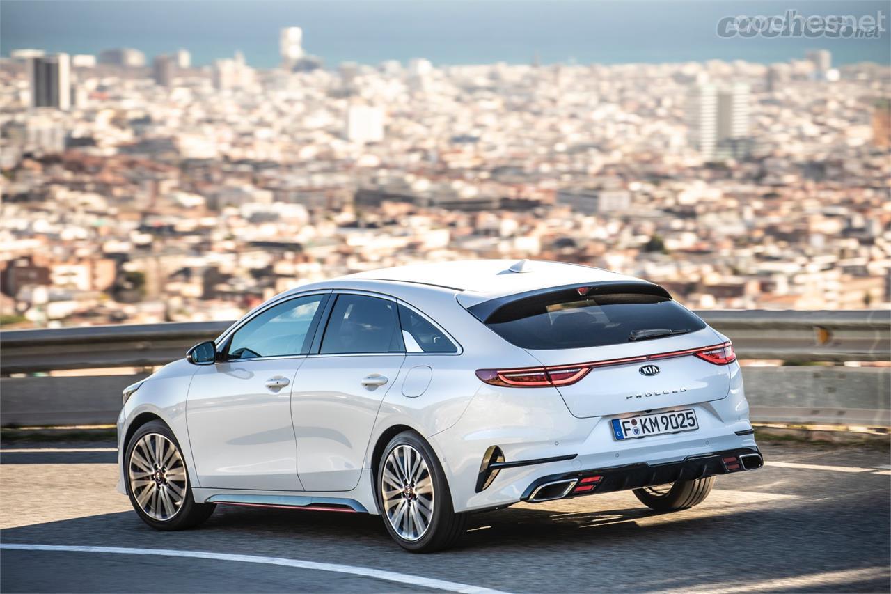 Con el motor 1.6 de 204 cv y cambio automático de siete marchas, el GT acelera de 0 a100 km/h en 7,5" y alcanza los 225 km/h.