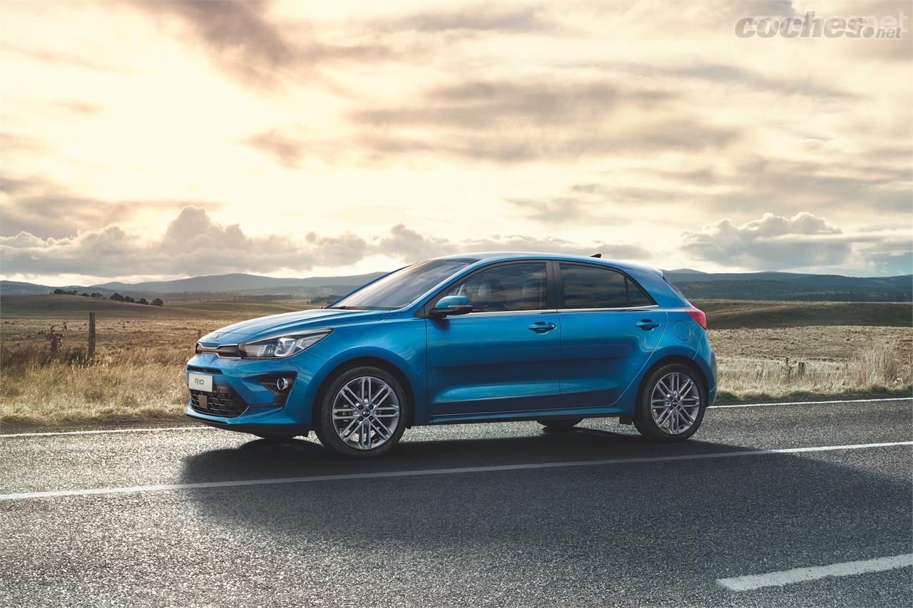 Además de los cambios en los motores, la marca ha presentado dos nuevos colores de carrocería, un gris y este azul para la gama Rio.