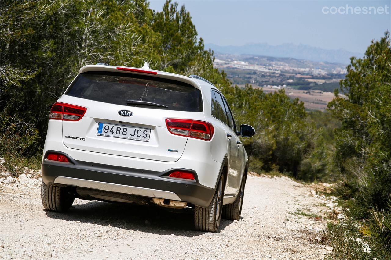 El Kia Sorento es un SUV con aptitudes para circular por pistas forestales en buen estado, donde se nota cómodo y seguro. Meterlo en complicaciones off-road no es una buena idea. 