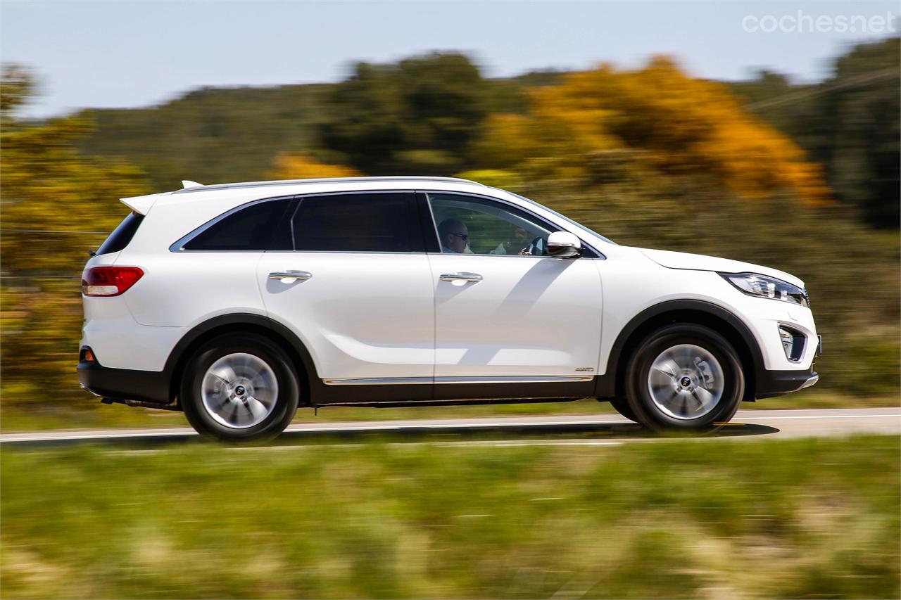 El Kia Sorento mide 4,78 metros de longitud, y se sitúa a medio camino entre un Nissan X-Trail o un Mitsubishi Outlander y otros SUV's más lujosos como el BMW X5 o el Mercedes ML. 