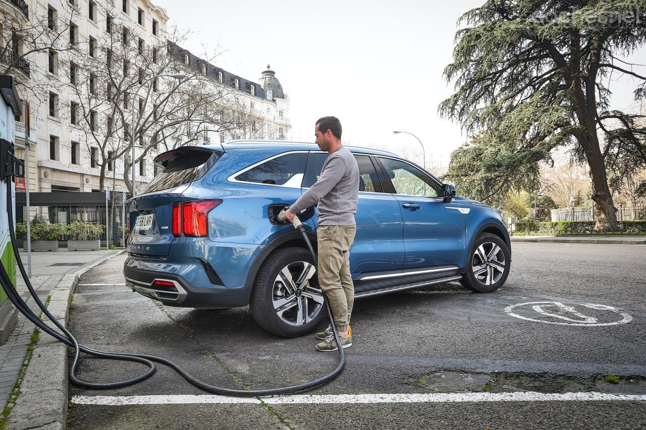 El Kia Sorento PHEV tarda menos de 4 horas en cargarse en una toma de corriente de 230 V. 