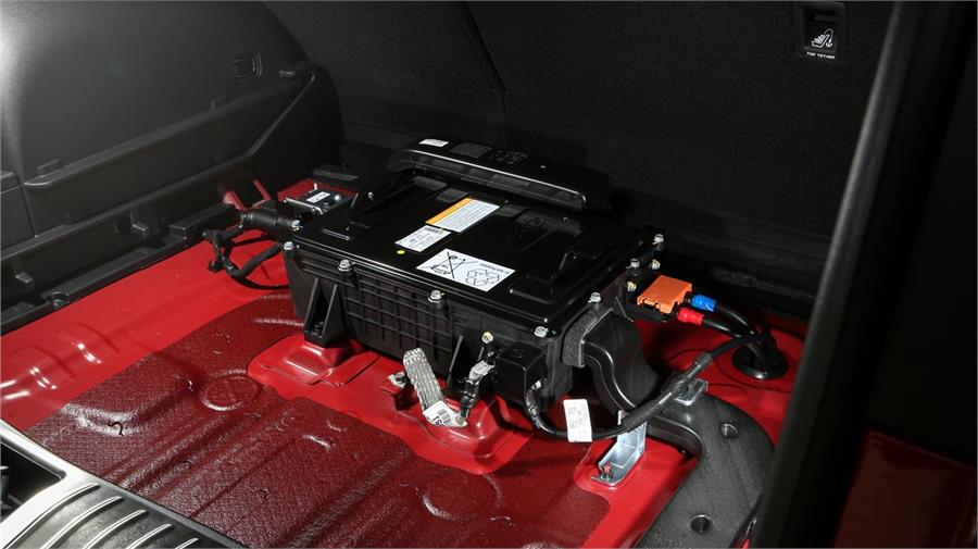 En la versión "mild hybrid", la batería nos impide llevar rueda de repuesto y reduce la capacidad del maletero a 439 litros.