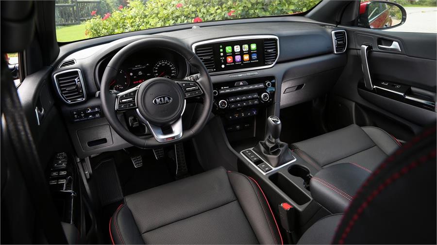 El interior conserva su agrado visual y su buen nivel de calidad; el sistema multimedia ha sido actualizado y el volante también es nuevo.