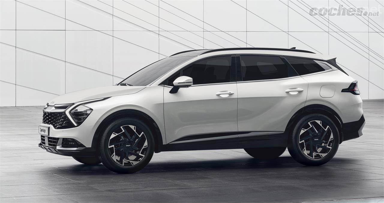 Parece que el Sportage cambie de proporciones, con mayor longitud y distancia entre ejes que el modelo actual. Habrá que esperara. conocer más detalles para confirmarlo.