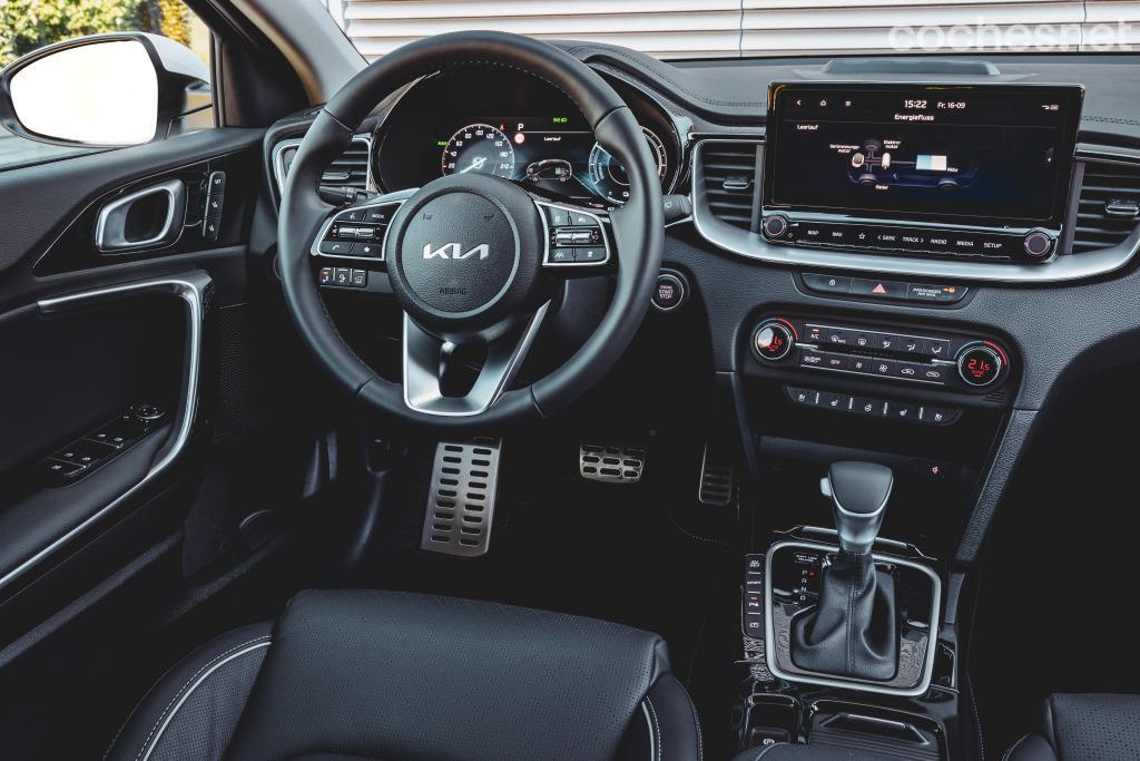 El interior del Kia XCeed PHEV es común al del resto de la gama Ceed, y se ve agradable, bien equipado, con un estilo bastante deportivo. 