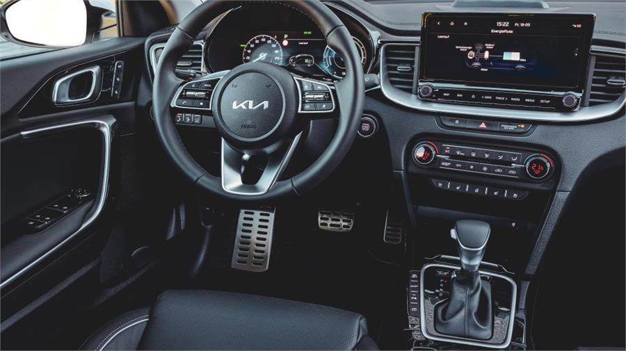 El interior del Kia XCeed PHEV es común al del resto de la gama Ceed, y se ve agradable, bien equipado, con un estilo bastante deportivo. 