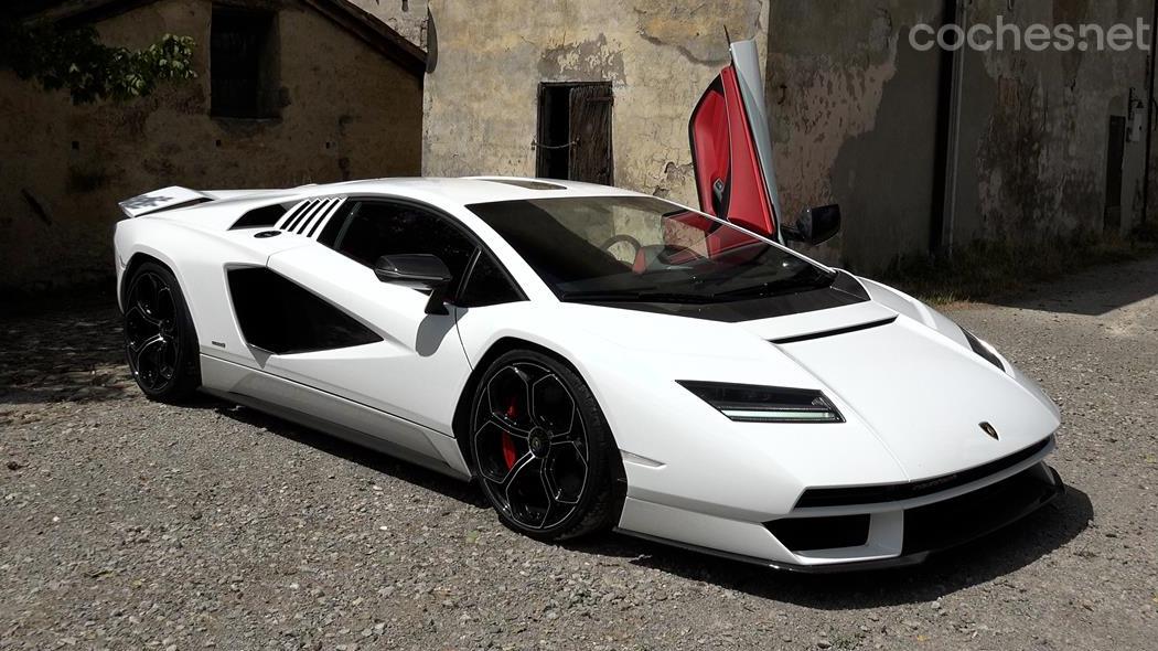 LAMBORGHINI Aventador - Numerous design elements of the new Countach have been created in the image and likeness of the original model.