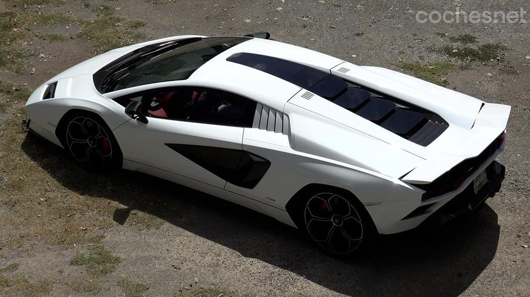 LAMBORGHINI Aventador - The new Countach is a true spaceship. 