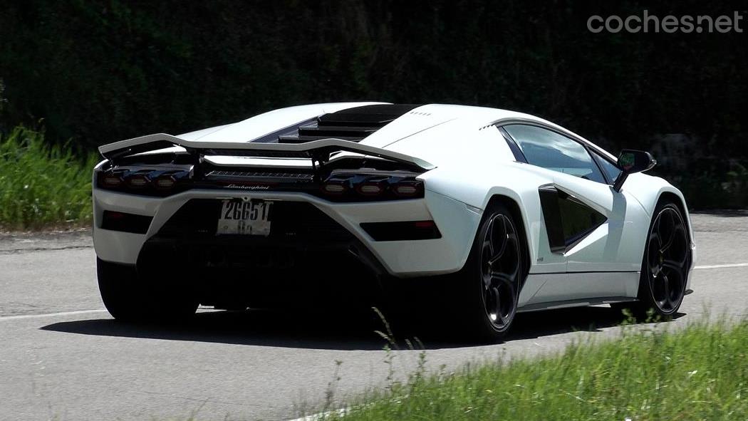 LAMBORGHINI Aventador - The retractable rear spoiler raises and lowers to optimize aerodynamics at all times.