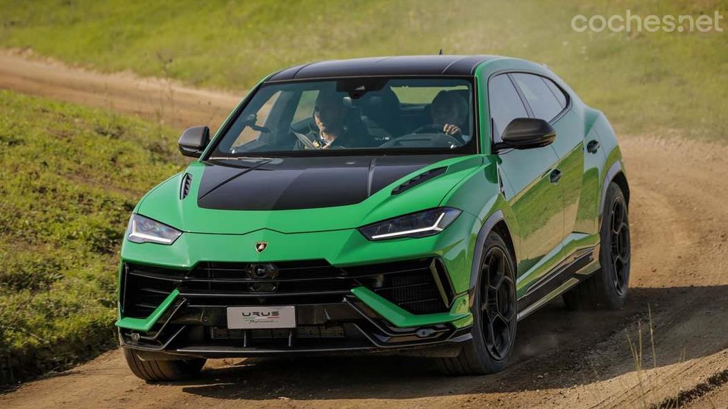 LAMBORGHINI Aventador - Pocos clientes usarán el Urus Performante fuera del asfalto. Una lástima porqué es sorprendentemente divertido sobre tierra.