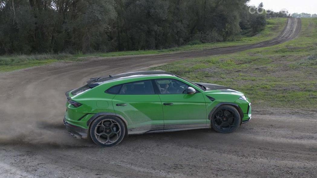 LAMBORGHINI Aventador - Con el nuevo diferencial central Torsen de última generación ahora entrega más par a las ruedas del tren posterior.