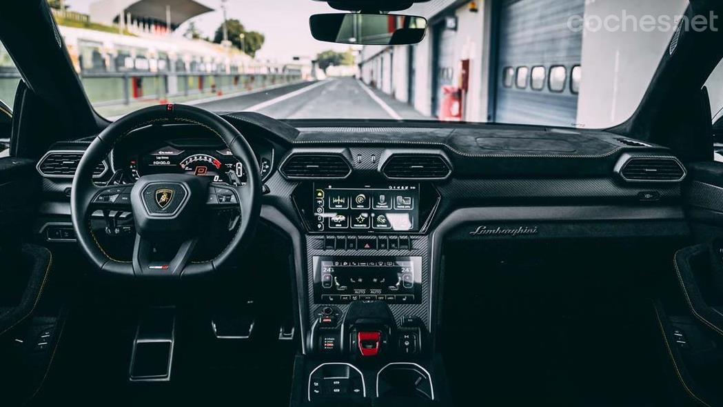 LAMBORGHINI Aventador - Todo el acabado del habitáculo es en color negro de la tapicería de Alcantara Nero Cosmus.