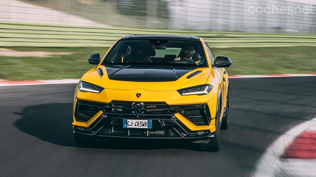 LAMBORGHINI Aventador - ¿Un SUV en circuito? Sí. No tiene sentido. No obstante, este Urus Performante se comporta con un verdadero Lamborghini en pista.
