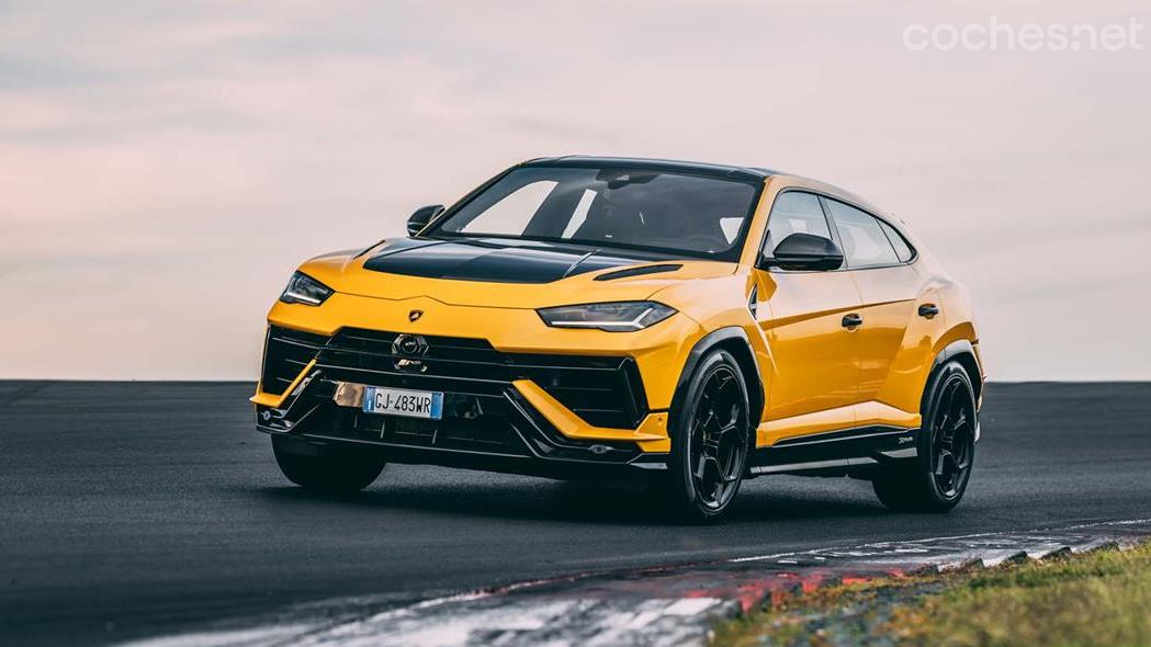 LAMBORGHINI Aventador - El 90% de los pedidos en firme del Lamborghini Urus Performante han optado por la decoración bicolor que muestra el carbono del capó motor.