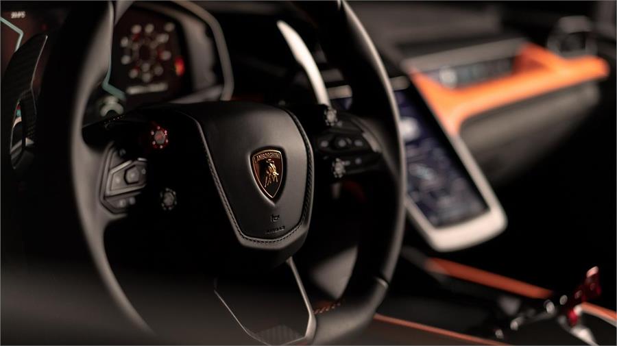 En el interior del Lamborghini Revuelto, además de la fibra de carbono en el salpicadero y las salidas de aire, y las pieles de alta calidad, también encontramos el tejido ultraligero Corsa-Tex de mic