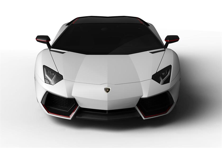 LAMBORGHINI Aventador Coupé - El Lamborghini Aventador es uno de los escasos modelos que salen de la artesanal línea de montaje de la marca de Sant'Agata.