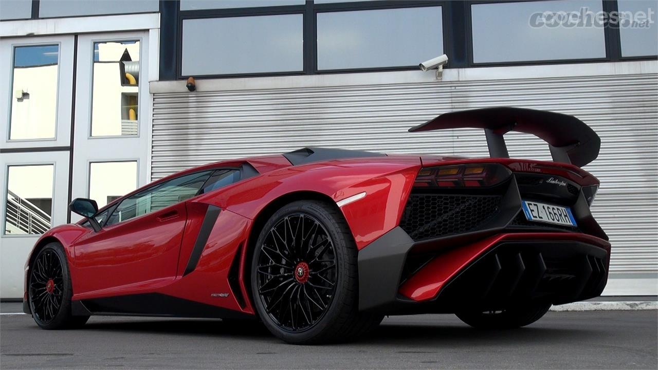 El paquete aerodinámico del Superveloce aporta un 170% más de apoyo que el de un Aventador normal.