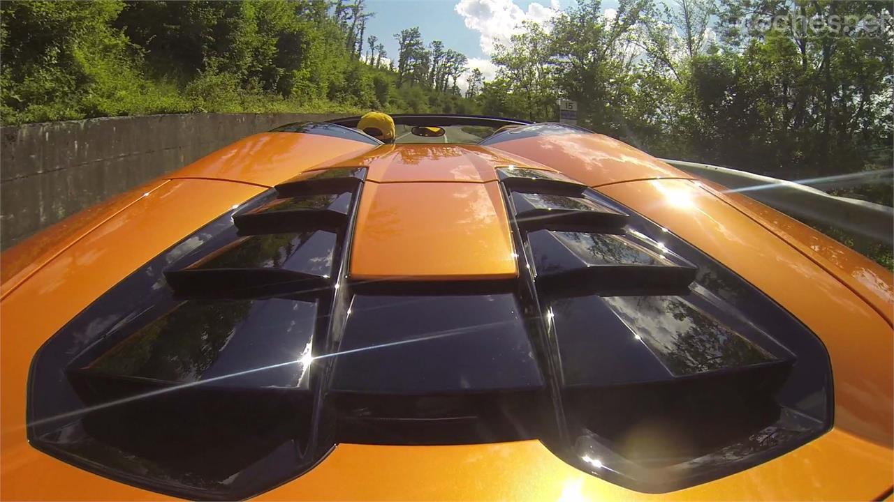 Disfrutar a cielo descubierto de su V10 de 5,2 litros y 610 CV en una carretera de montaña no tiene precio.