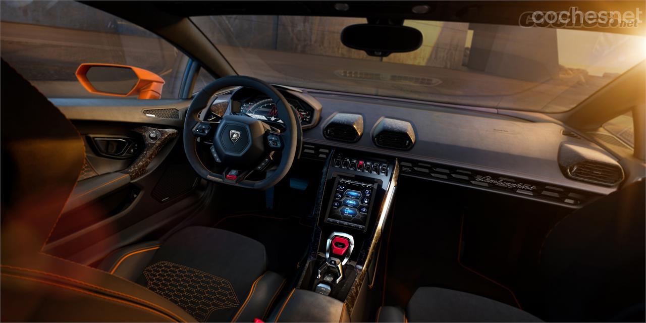 Para el interior se propone una nueva pantalla multimedia de 8,4 pulgadas, con Apple CarPlay y Siri. El cuadro de instrumentos también es digital, como hasta la fecha.