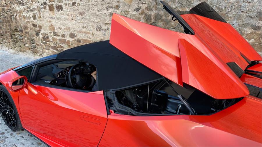 La capota del Lamborghini Huracan Evo RWD Spyder es de lona y se pliega y se despliega, eléctricamente, en 16 segundos, tanto en parado como en marcha.