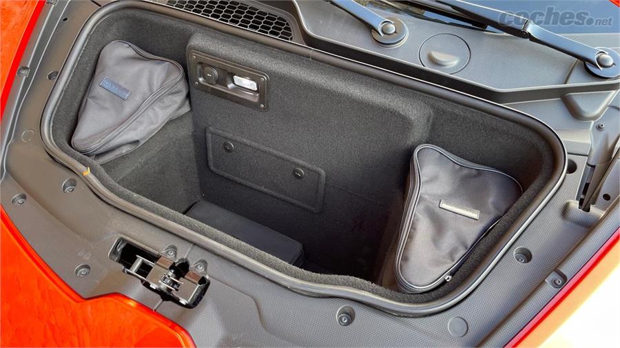 Con apenas 100 litros, el maletero del Lamborghini Huracan Evo RWD Spyder, situado en la parte frontal, apenas permite cargar un par de mochilas.