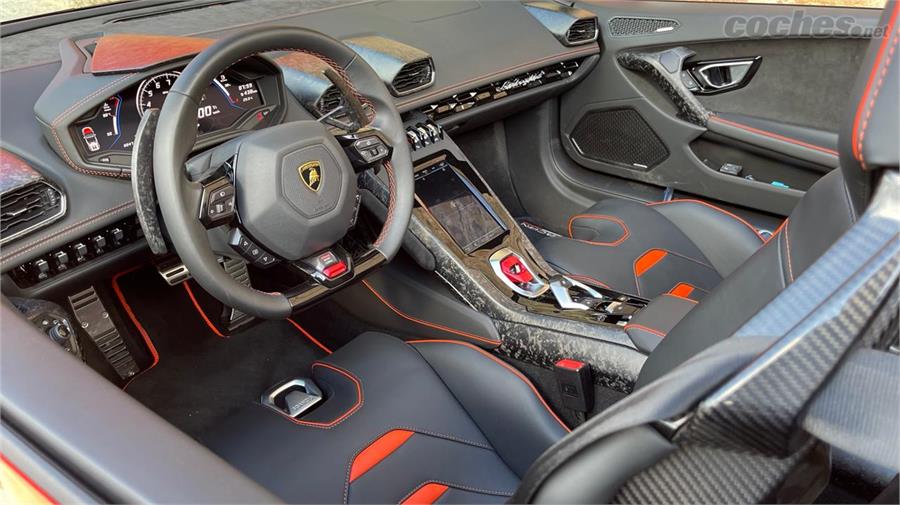 El diseño interior del Lamborghini Huracan Evo RWD Spyder es espectacular. Y más con los asientos semi-baquet opcionales. Pero la ergonomía no es su fuerte.